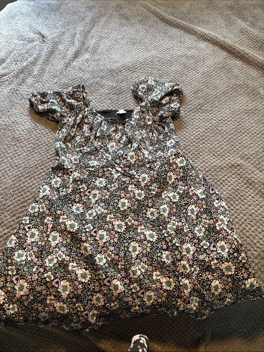 Womens size L American Eagle Black Floral Flutter-Sleeve Dress